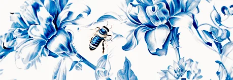 Ilustración en azul y blanco que muestra una abeja revoloteando entre flores en flor. La obra de arte muestra diseños florales detallados con un estilo suave y artístico.