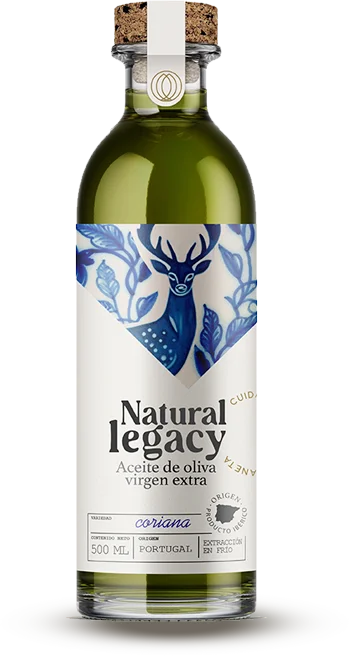 Botella de 500 ml de aceite de oliva virgen extra natural con tapón de corcho. La etiqueta presenta un diseño de ciervo azul y dice Natural Legacy, Aceite de oliva virgen extra de Portugal, con indicación de origen y año de producción.