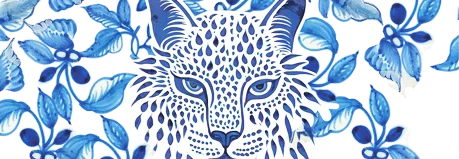 Ilustración de un rostro estilizado de leopardo rodeado de follaje azul. El diseño incorpora patrones intrincados con tonos de azul, creando una composición armoniosa y artística.