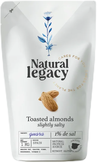Un paquete blanco de almendras tostadas Natural Legacy, con un sabor ligeramente salado, presenta un logotipo con una flor azul. Este snack sin gluten de origen español destaca su papel como fuente natural de proteínas y contiene solo un 1 % de sal.